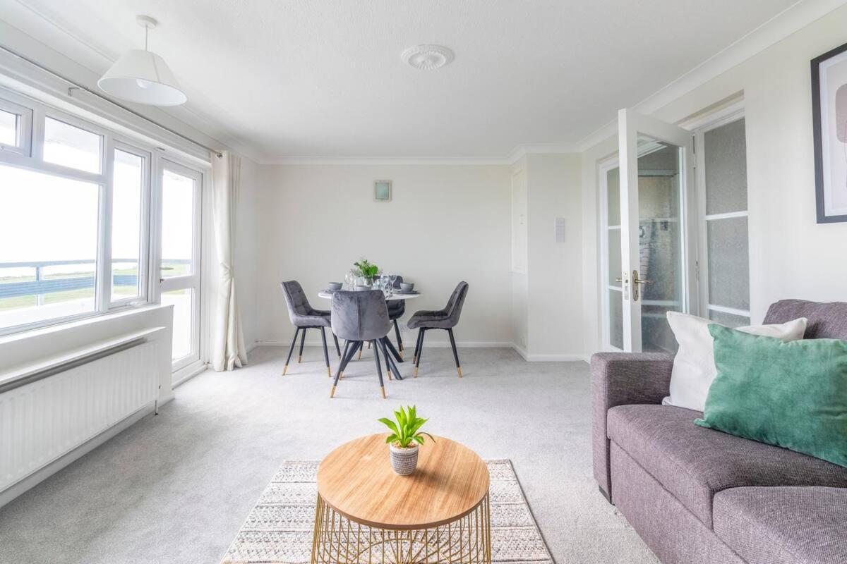 Breath Taking Sea View 2 Bedroom Sleeps 6- Parking Bournemouth Kültér fotó